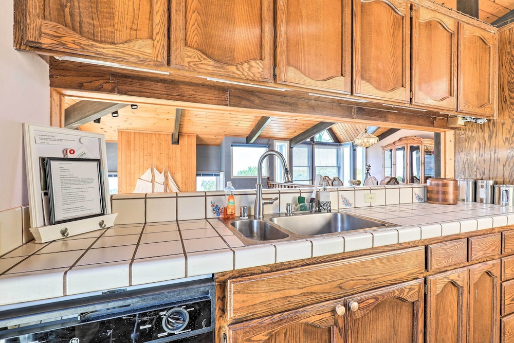 Oceanfront Irish Beach 'sea Haven' Home w/ Hot Tub