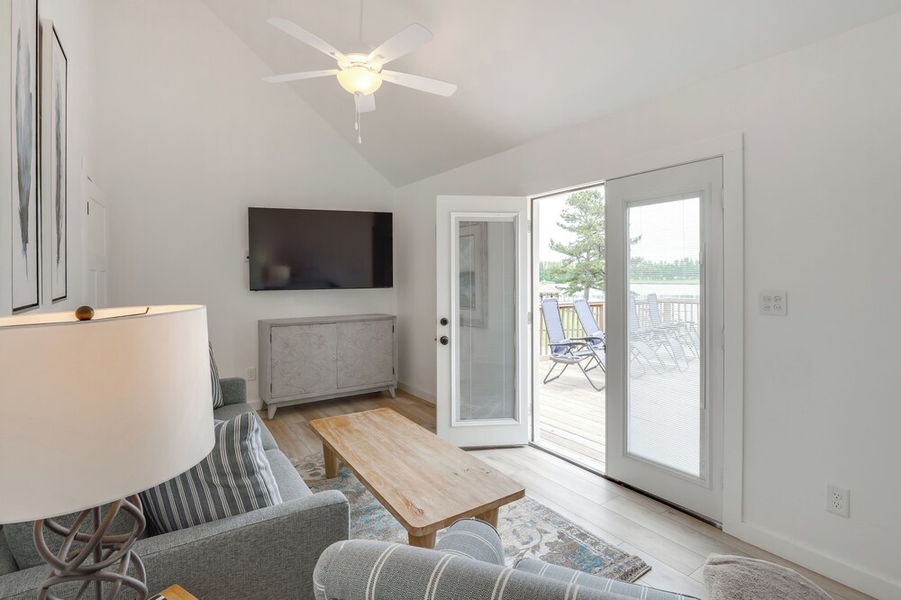 Group Getaway: Lakefront Retreat in Fayetteville!