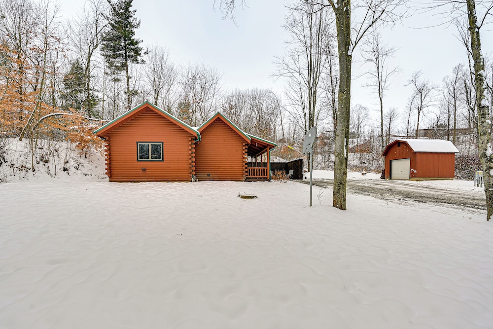 Peaceful Cabin w/ Hot Tub in Dundee: Dogs Welcome