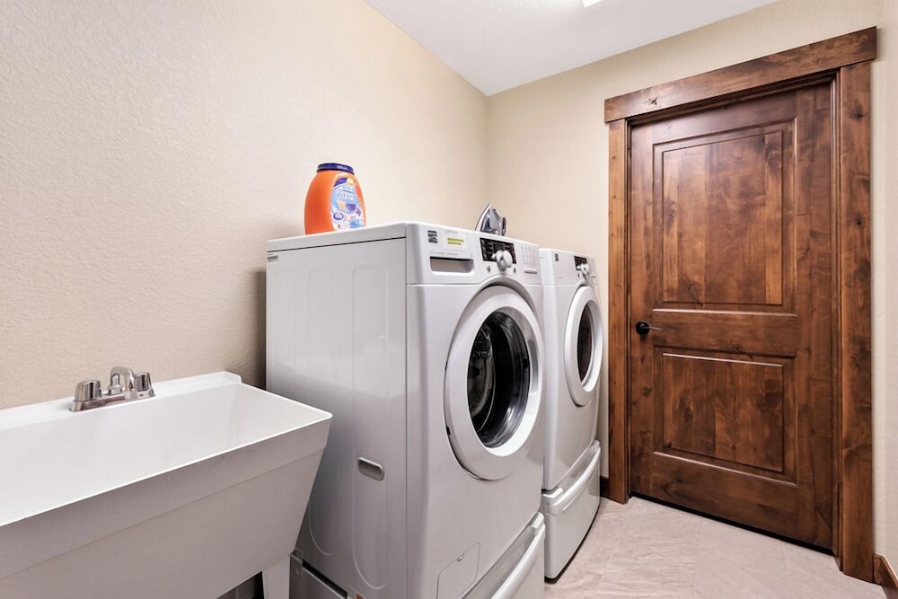 Old Town North Getaway King Beds & Game Room!