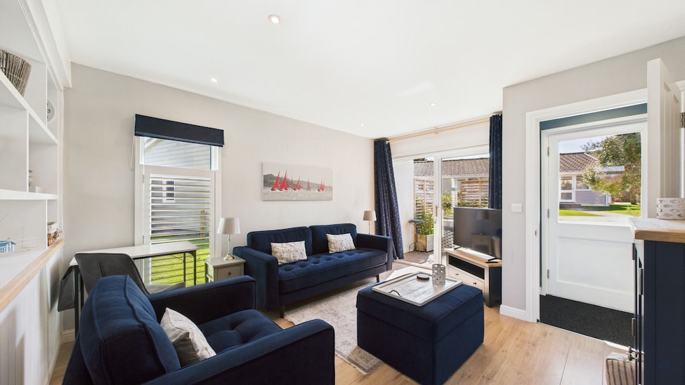 Charming 2-bed Family Cottage Your West Bay Retreat