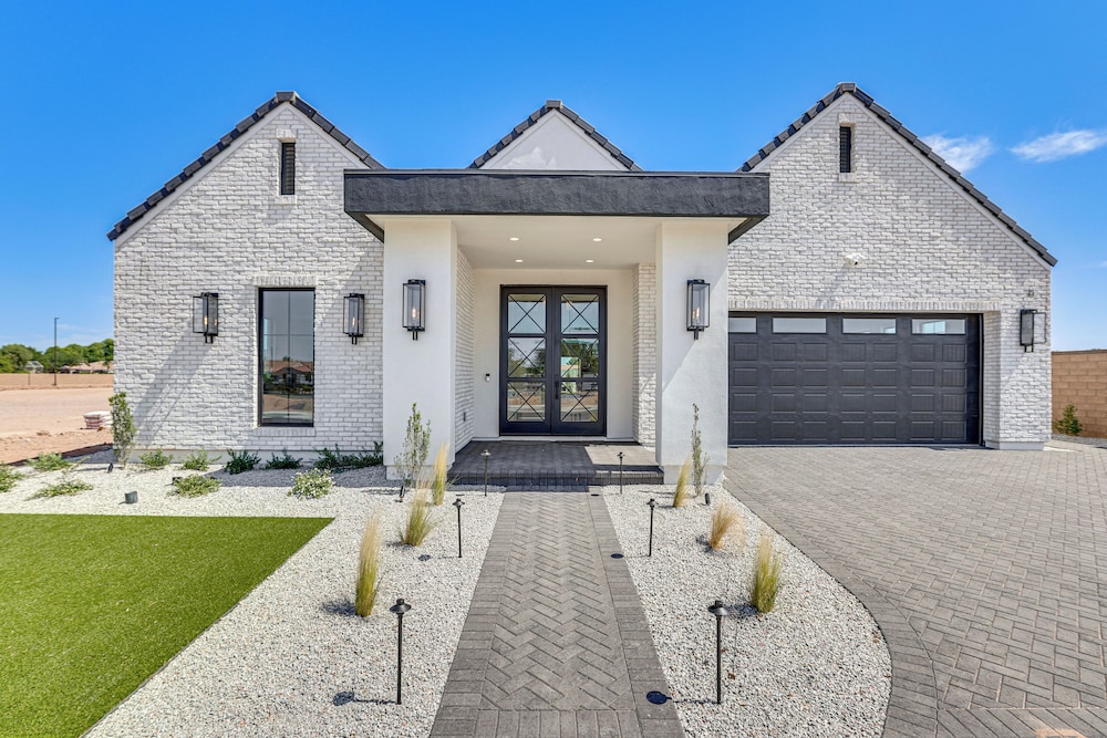 Near Golf - Gem w/ Funished Patio in Chandler!