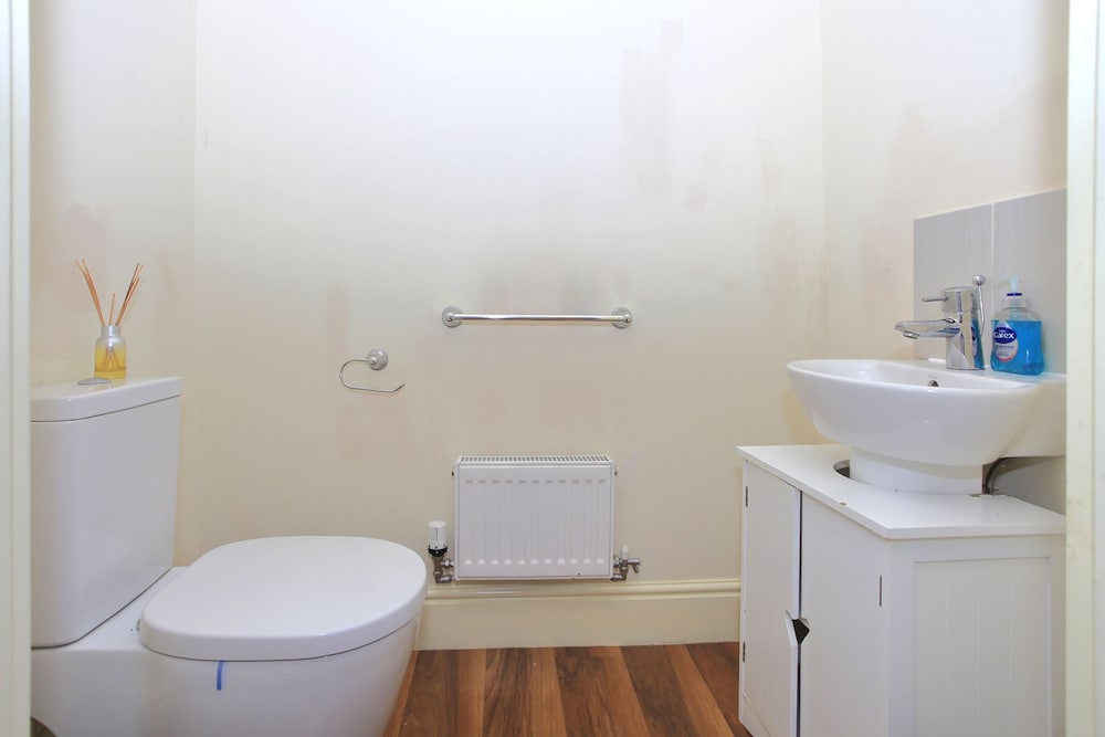 Beautiful 5 Bed Detached House - Sleeps 9 view 2