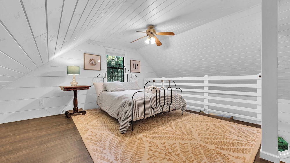 Lakeside Cabin w/ Hot Tub, Fireplace Near Dollywood & Trails Smoky Shores Retreat by Avantstay