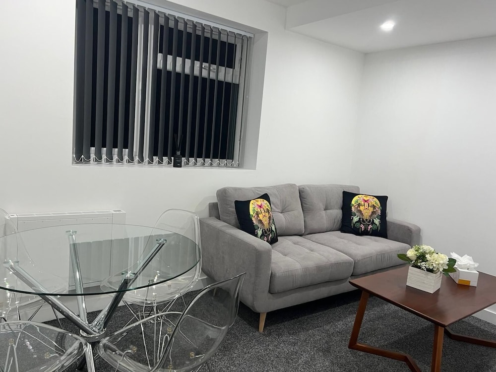 Luton Excellent 1 bed Apartment With Living Room