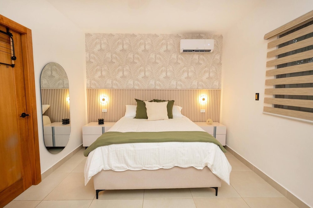 Dream Stay - Pool & Gym - 10min Airport & Homs