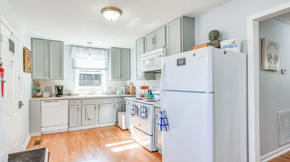 9 Mi to Downtown: Sanford Home w/ Hot Tub