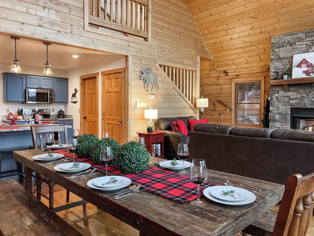 3 Kings 4 Bunks-sleeps 10-smart TV X6-parking out Front-full Kitchen-hot Tub