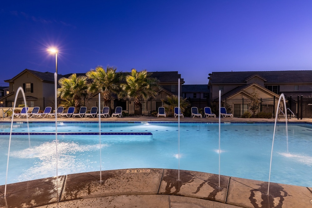 The Modern Villa - Pet Friendly 3 Bedroom Townhouse