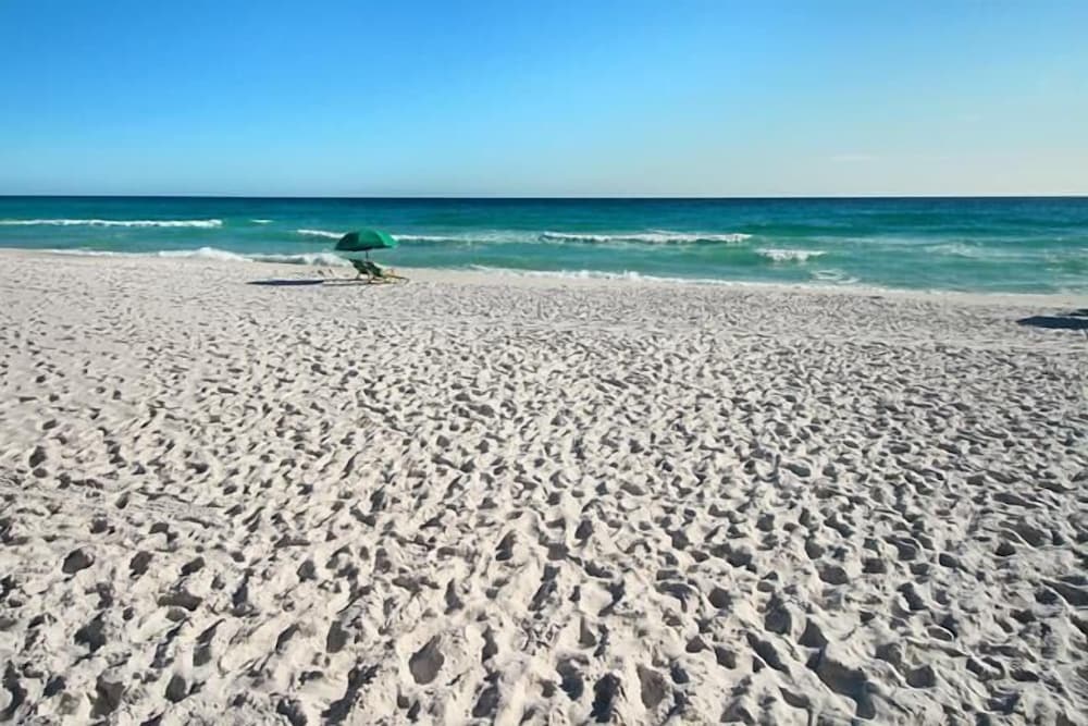 PELICAN BEACH 1216 2 Bedroom Holiday Home by Five Star Properties