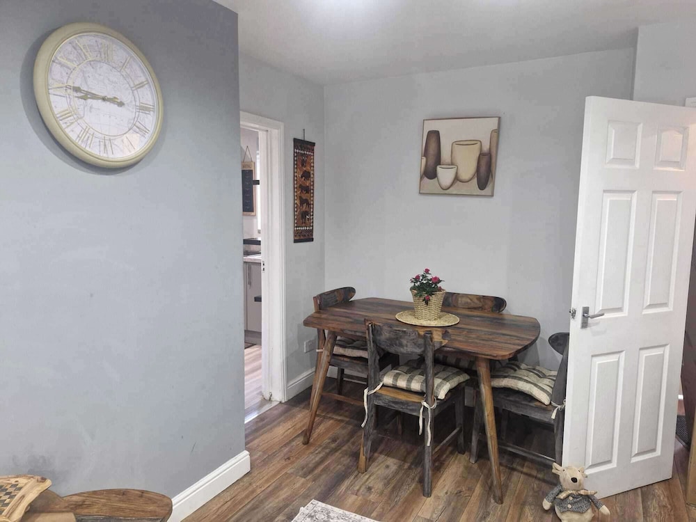 Sleeps 5 - Free Parking - Near Airport & City