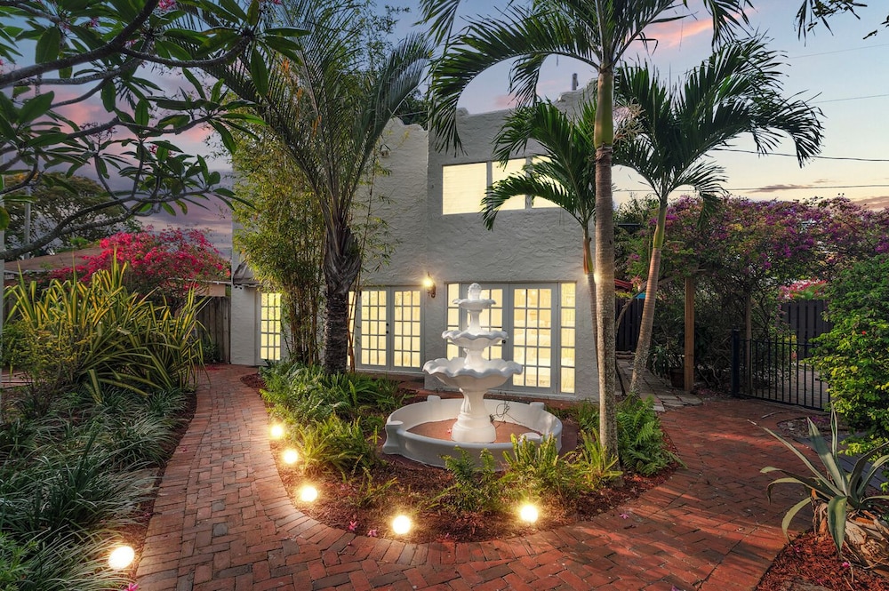 2 Mansions with Pool in West Palm Beach
