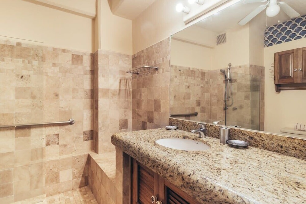 Ocean View 1Br Condo-balcony-beach-pool - 301