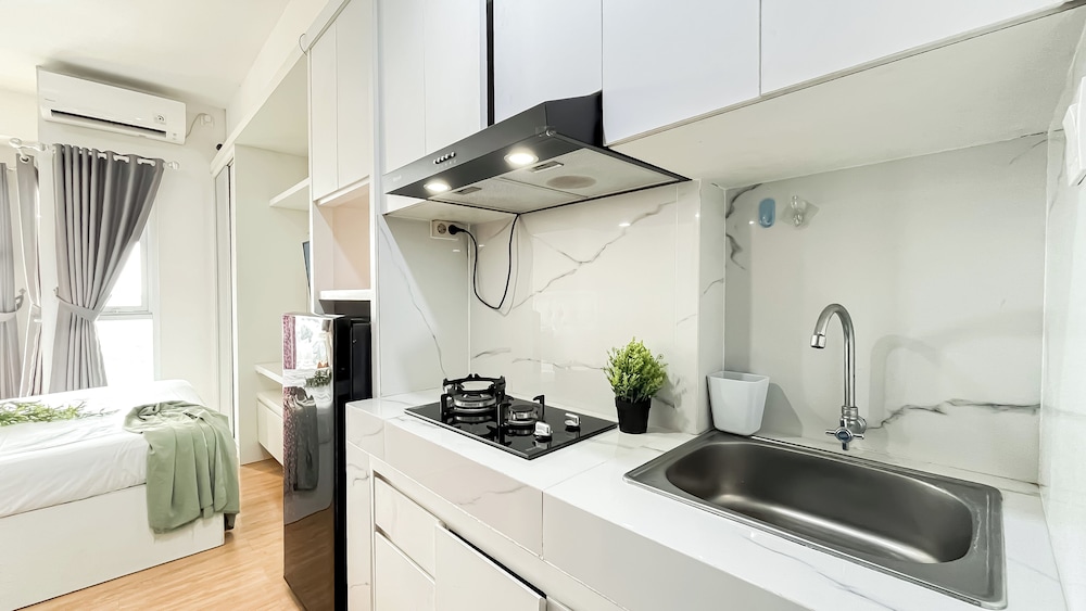 White Tone Studio At Amazana Serpong Apartment