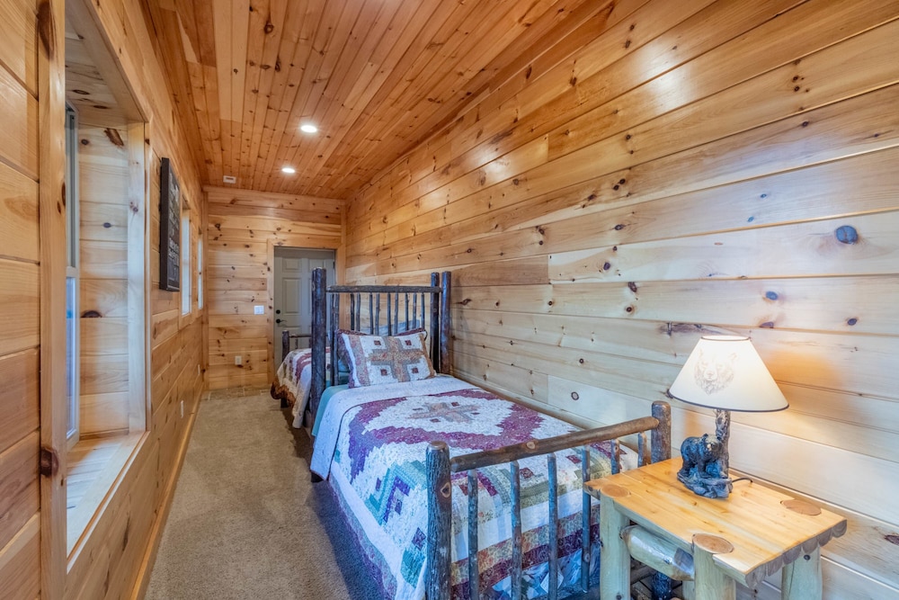 Luxury 4200 Sqft Log Cabin on 50 Acres Sleeps 16