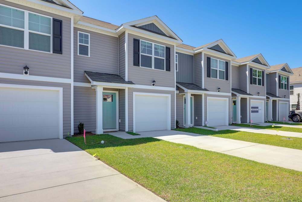 Modern Escape 2 Mi to Surfside Beach Fishing Pier