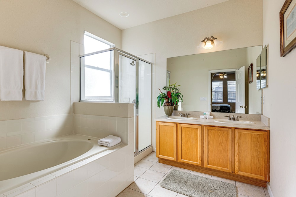 Resort Retreat w/ Outdoor Oasis: 13 Mi to Disney!