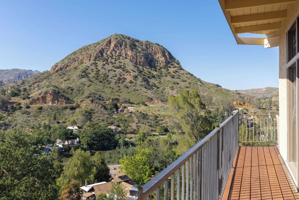 Designer Retreat w/ Pool, Firepits, Panoramic Views The Lake House at Malibu