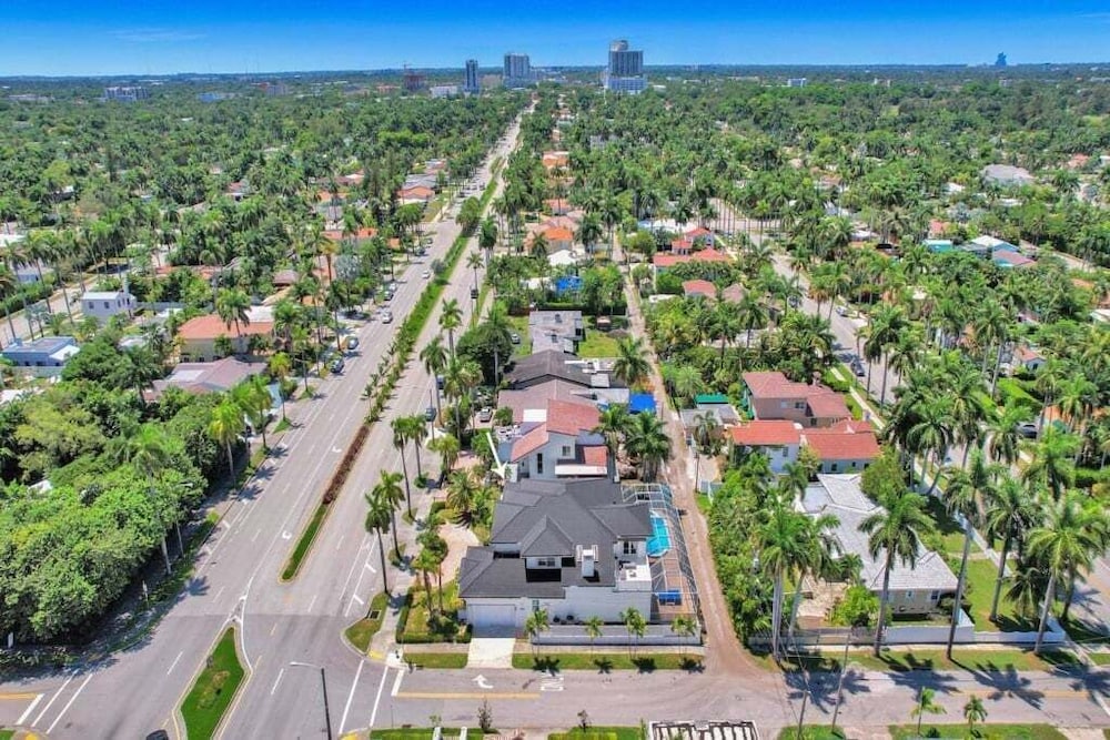 6br Elegant Hollywood Lakes Mansion W/ Pool & Spa 6 Bedroom Home
