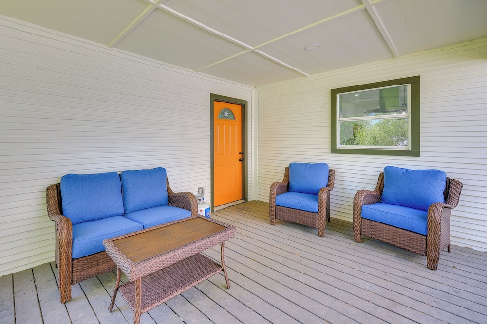 1 Mi to Dtwn San Antonio: Sleek Bungalow w/ Yard!