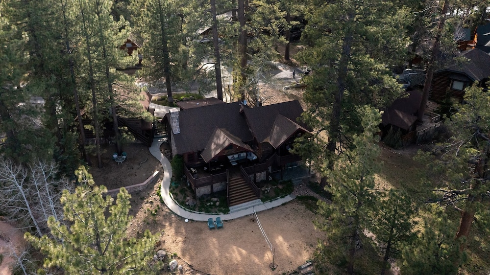 Shoreline Lakehouse by Avantstay Majestic Lakefront Cabin w/ Hot Tub & Fire Pit! view 4