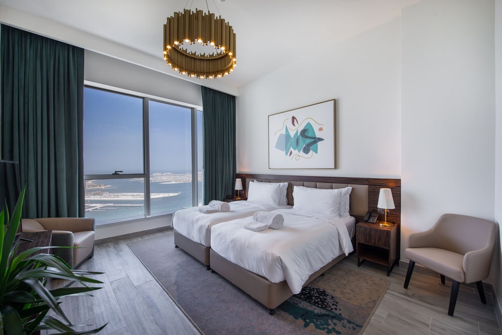 Maison Privee - Chic Coastal Escape w/ Sea Views on Palm Entry