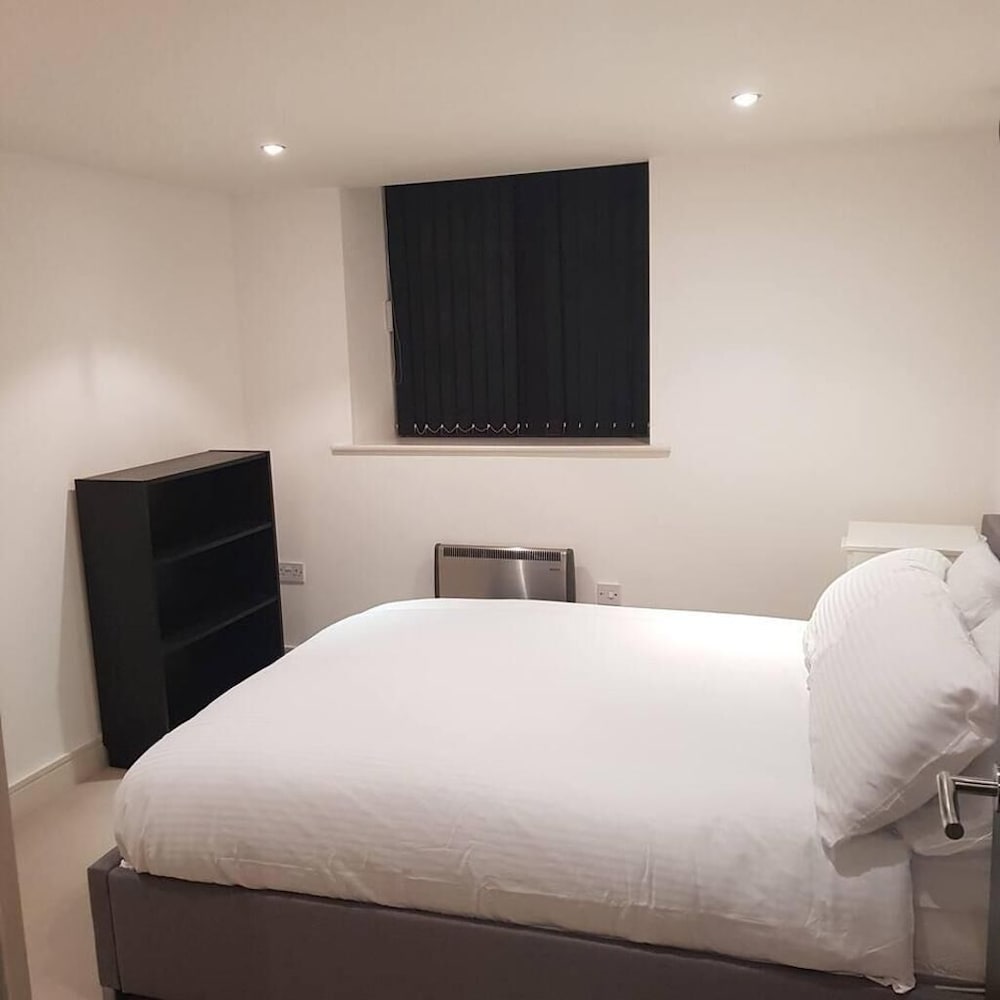 Comfy 1-bed Apartment in Huddersfield view 5