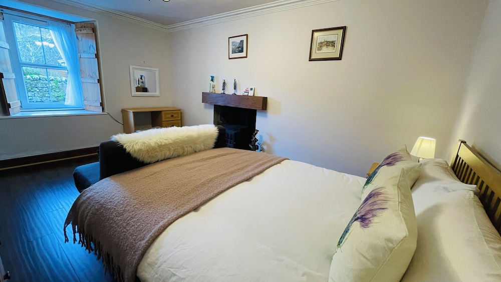 Traditional Highland Cottage Near Loch Ness-sleeps 6