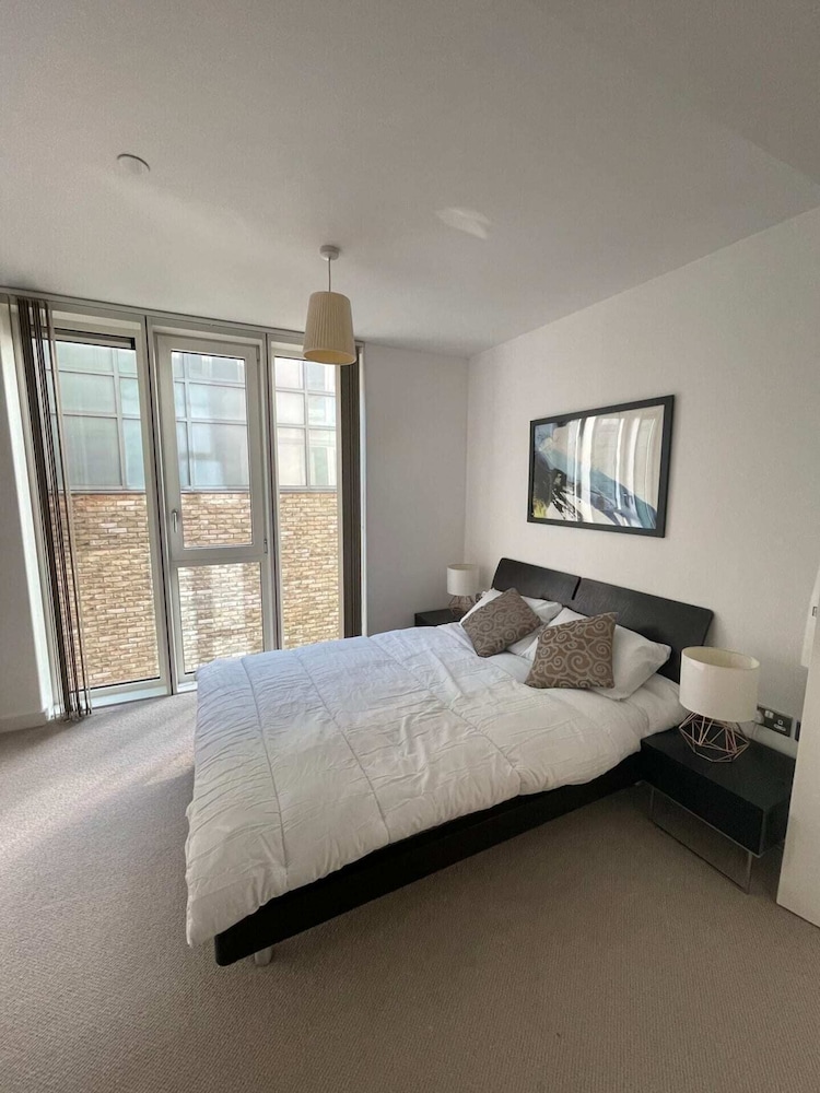 Exquisite 2BD Flat w/ Balcony, Shoreditch!