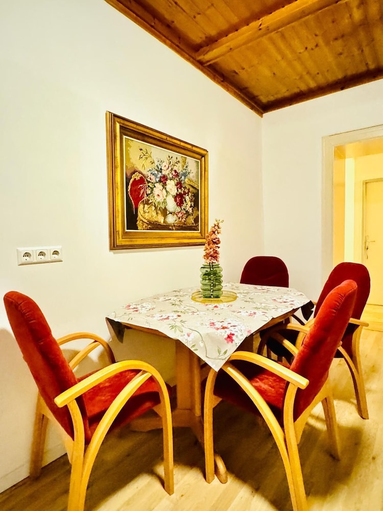 Cozy 4BR Apt for 12P Near FAC Platz