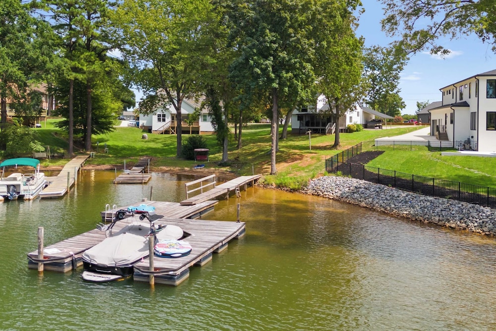 Lake Norman Waterfront Home w/ Covered Porch, Sunset Views & Easy Access to Dining, Shopping & Uptown Charlotte Adventures Sunsets on Shoreline