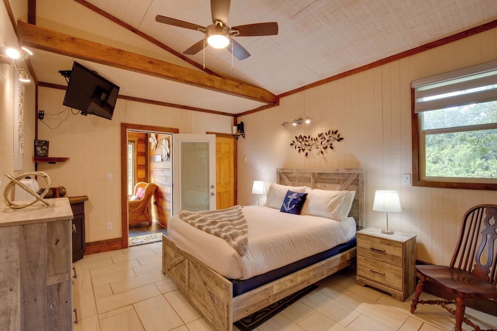 'bayview' - Lakefront Family Cabin in Odessa!
