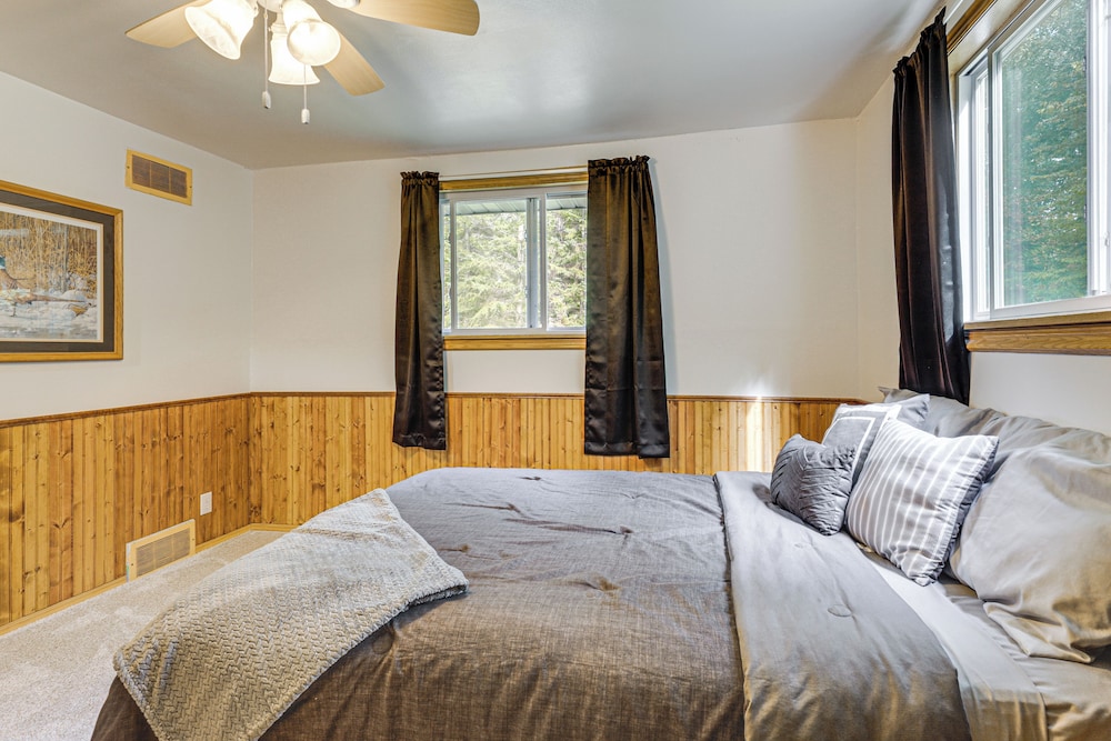 4 Mi to Lake: Secluded Northwoods Getaway