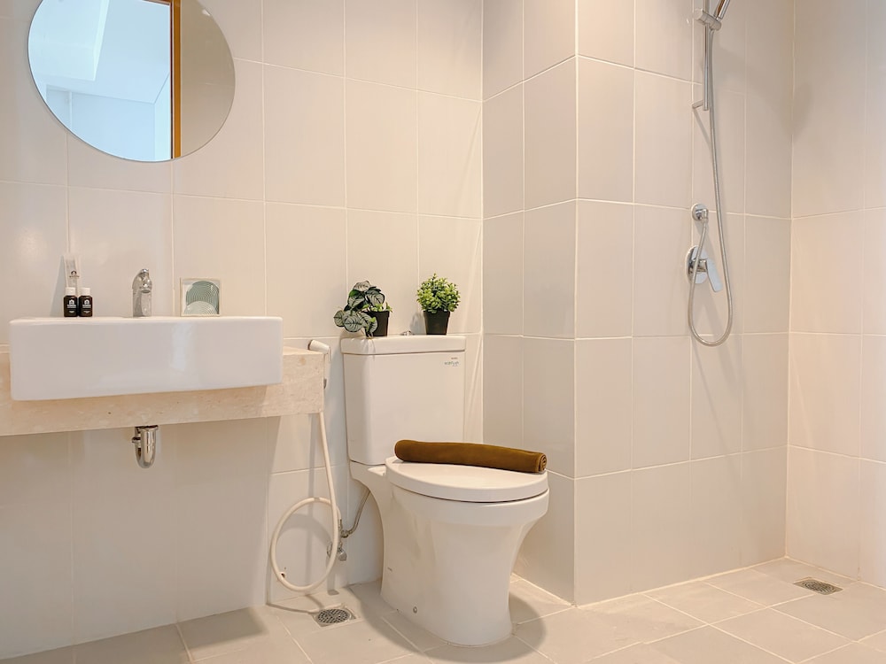 Modern Monochromatic 2Br Near Lrt Station At Apartment Samara Suites