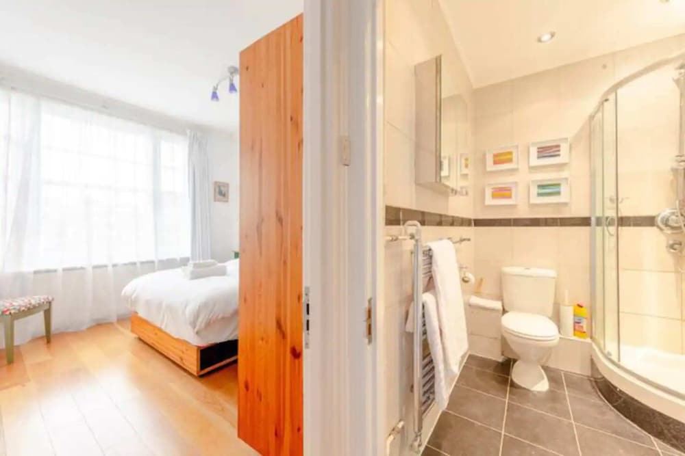 Central and Spacious 2 Bedroom Flat in Kensington