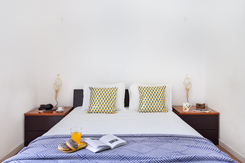 JOIVY Splendid 2BR Apt w/ parking&balcony, 10mins to Praça do Comércio view 2