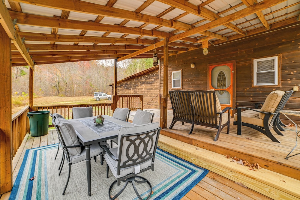 Steps to Kentucky Lake: Cozy Cabin w/ Deck!