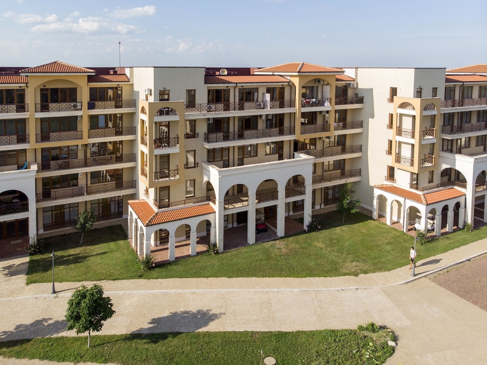Lighthouse Luxe Estate Apart & Villas