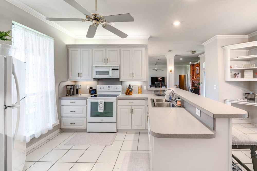 ~ 3 Mi to Dtwn: Aubrey Vacation Rental w/ Patio! view 5