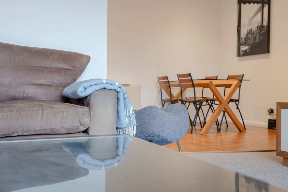A Spacious 2 Bedroom Apartment In Aldgate East