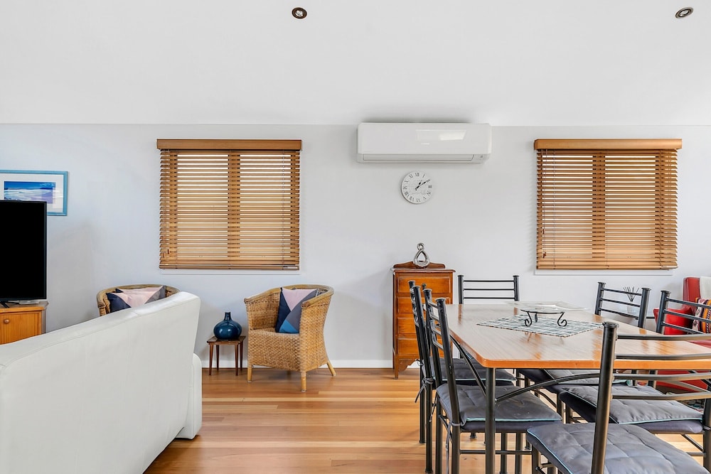 3-bed Seaside Serenity Escape at Long Beach
