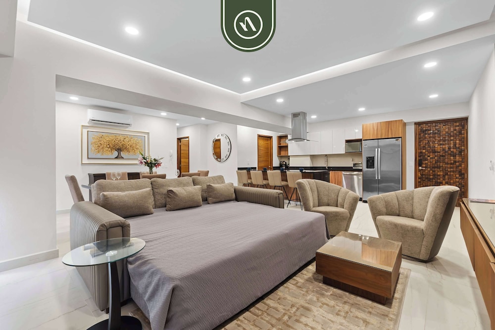 Tropical 2 BR Retreat - Close to the Beach - Pool