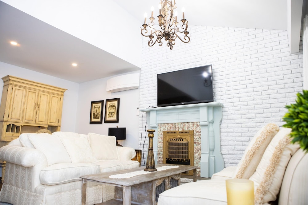 Fully Private 3 Bdrm Suite - The Winchester