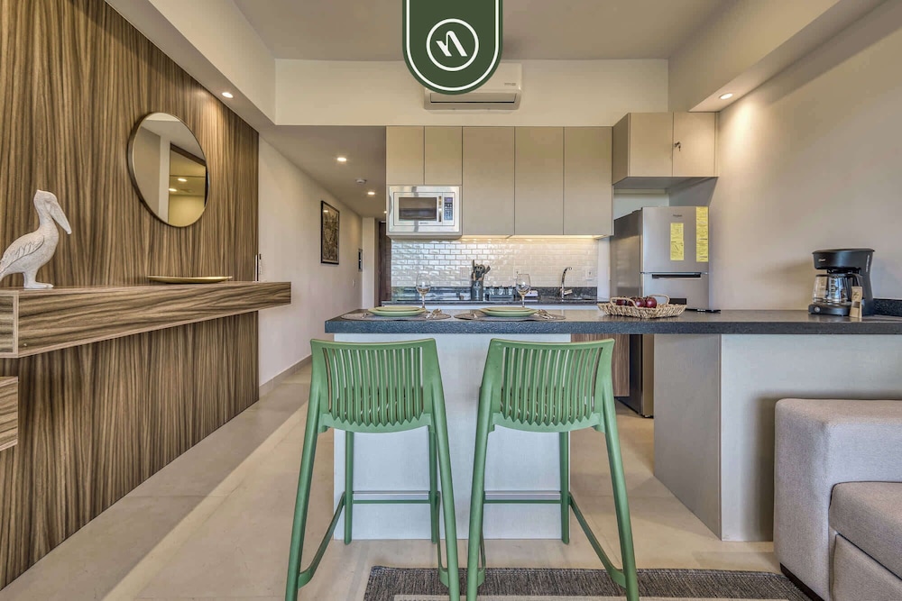 Brand New 1 BR Condo - Pool - Jacuzzi - Gym