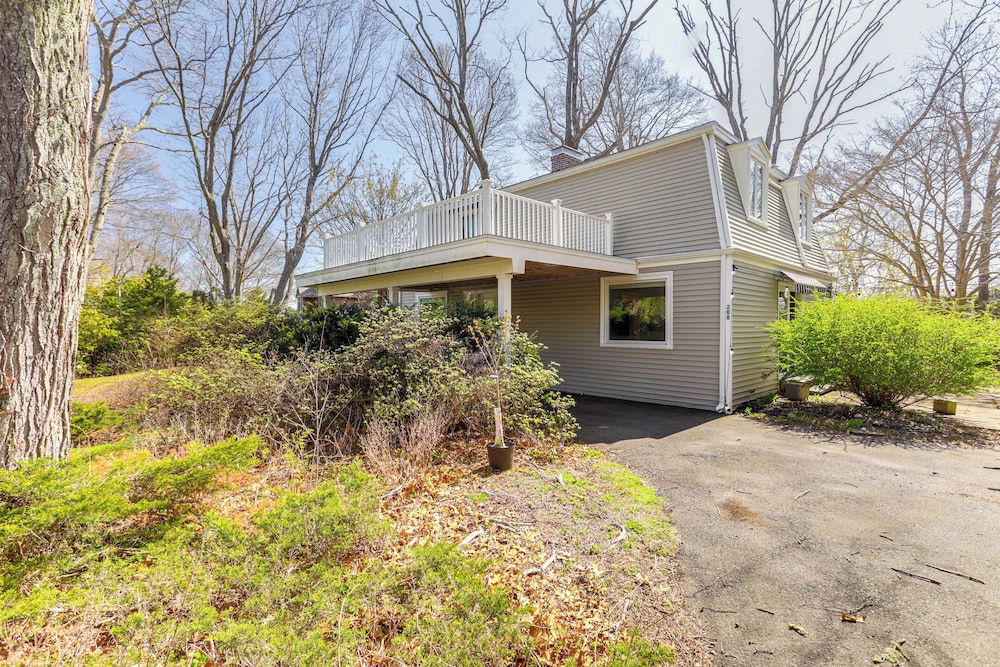 3 Mi to Cape Cod Bay: Marshfield Home w/ Balcony!