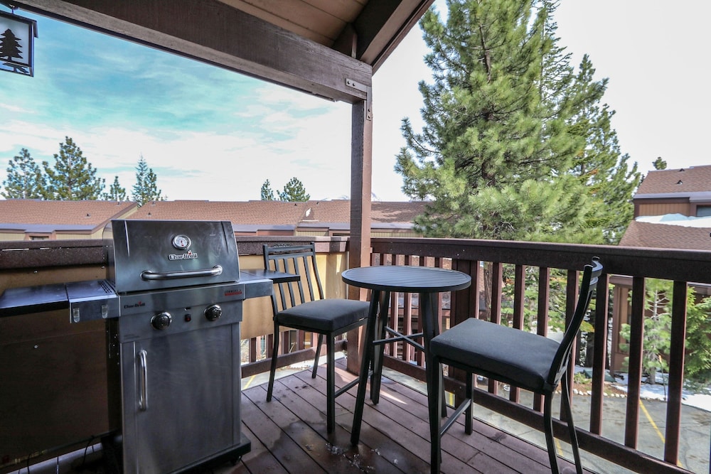 Val Disere 35 Spacious Condo, Balcony With BBQ , Walk To The Village by Redawning