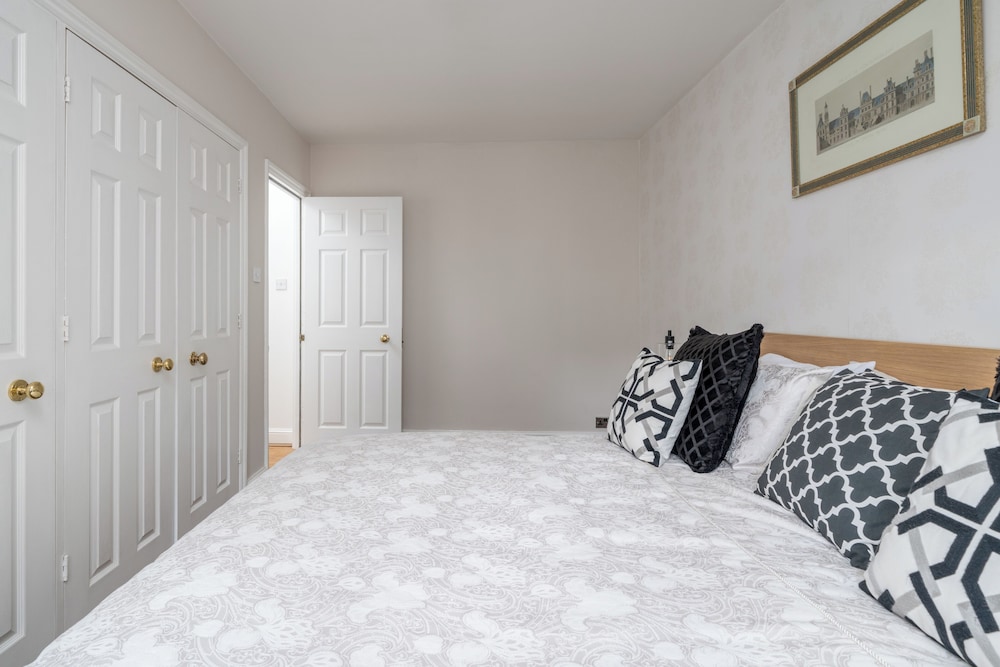 Cozy 3-bed flat near Vauxhall Gardens