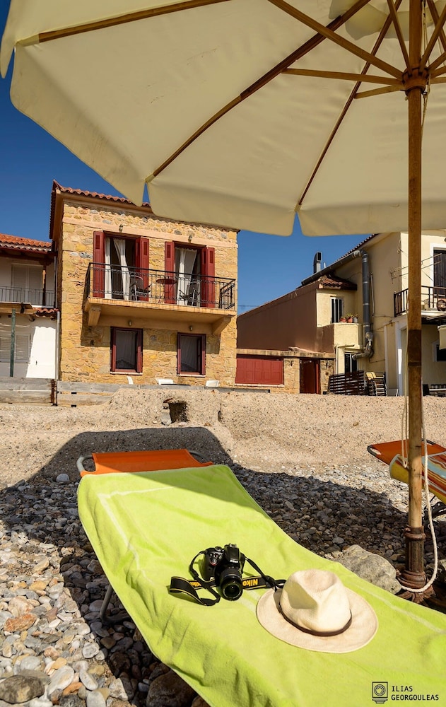 Waveside Sanctuary - Luxurious Seastone Villa