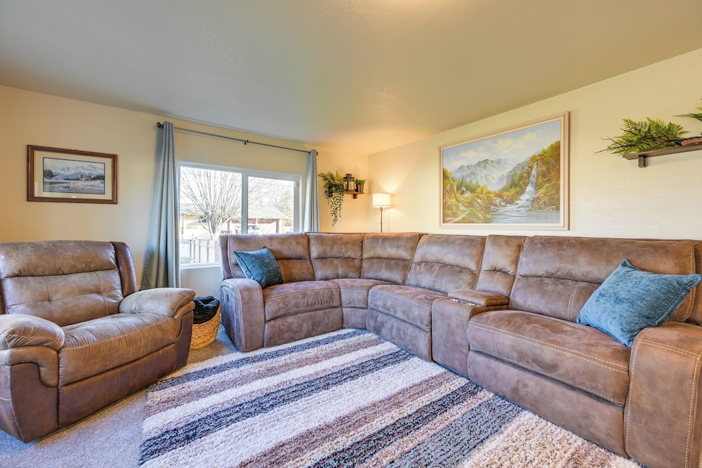 Family-friendly Cottage w/ Playground in Centralia