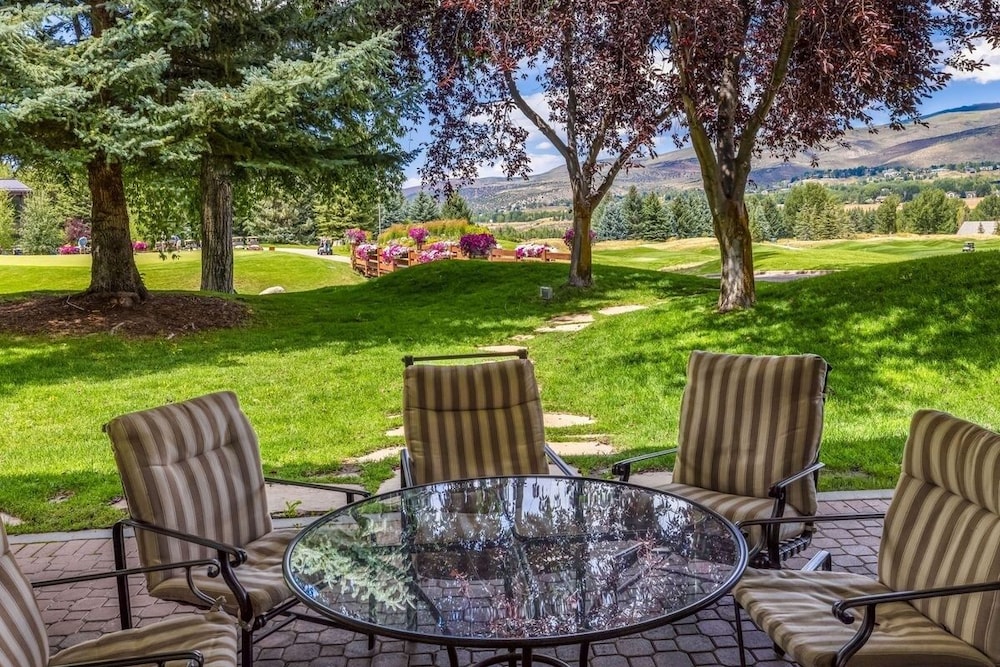 Stunning Renovated 2 Bedroom in Arrowhead Village! Studio Condo